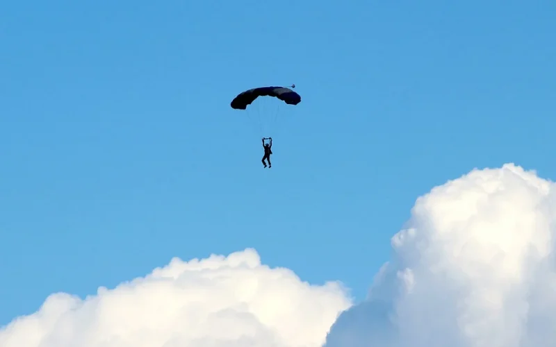 Jak przygotować się do oddania skoku ze spadochronem