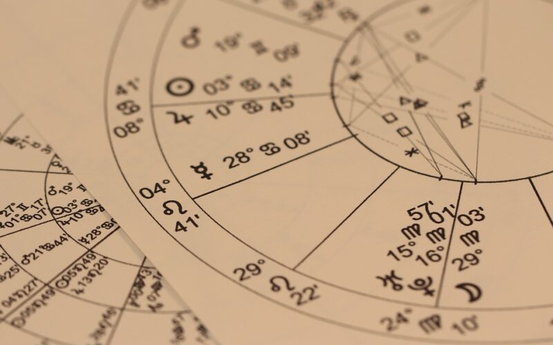 Horoskopy – czy warto ufać w frazy, jakie mówi astrolog?